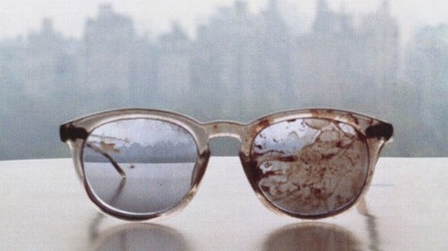 30-fotos-historicas-jhon-lennon-gafas-al-ser-asesinado.jpg