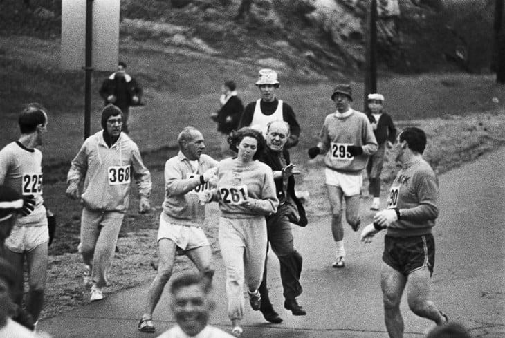 organizadores de maratón tratan de impedir que la unica mujer de la competencia termine la carrera