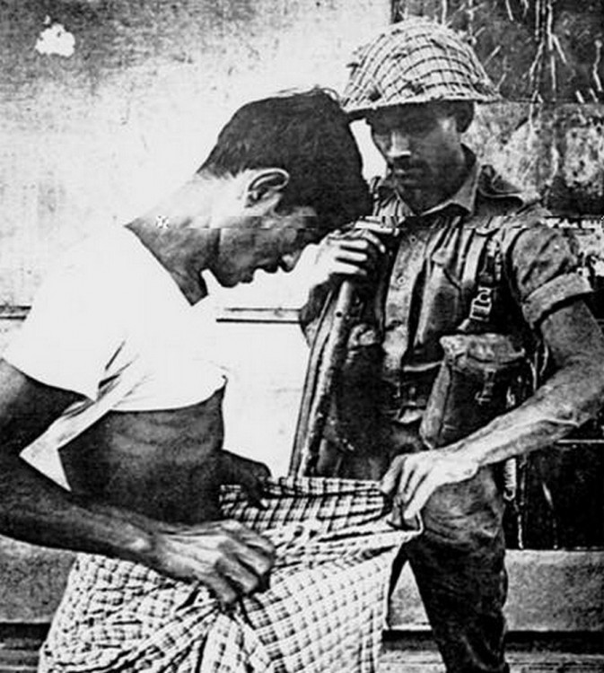 Un soldado paquistaní durante la guerra de la independencia de Bangladesh en 1971, examina si el hombre está circuncidado o no (los hindúes no están circuncidados)