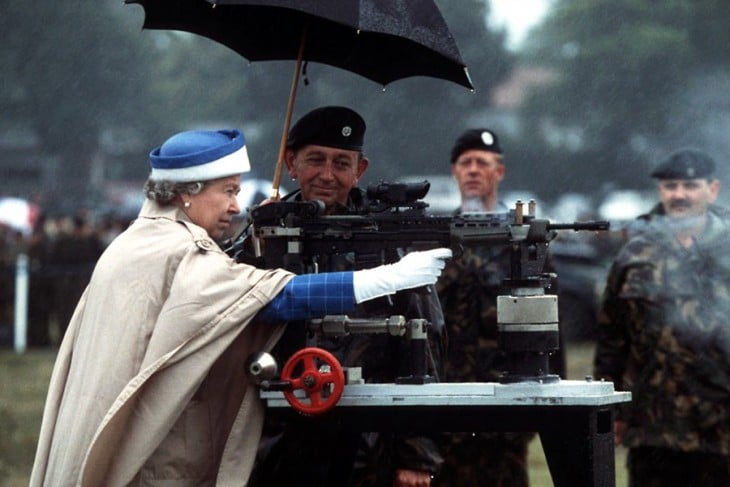 Reina Elizabeth 2 disparando una arma britanica