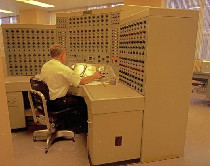 Hombre trabajando en computadora análogica 1968