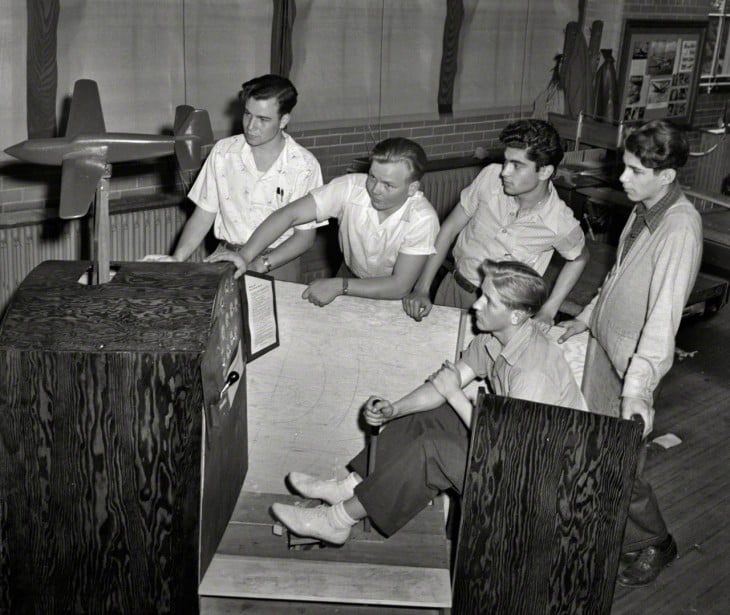 uno de los primeros simuladores de vuelo hecho de madera en 1942