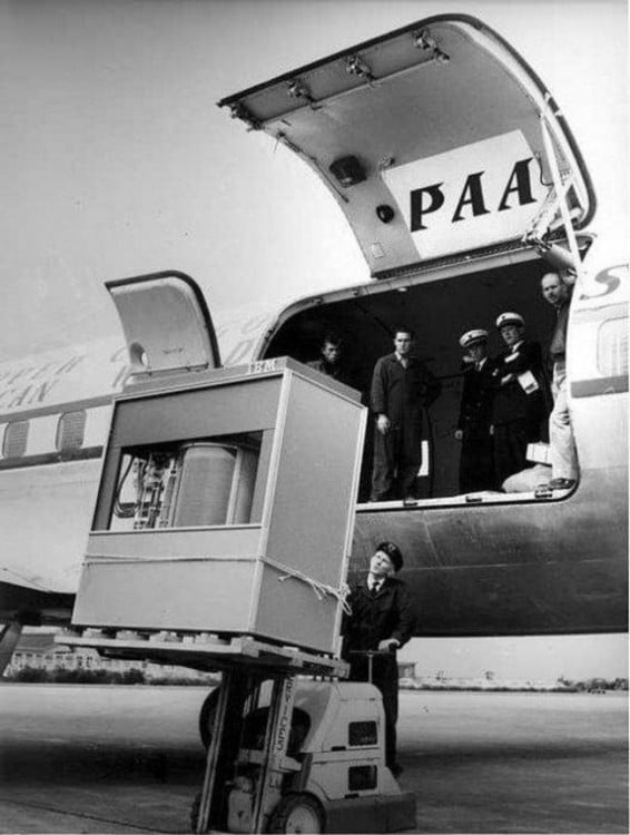 Cargando el primer disco duro de 5 megabytes en un avión de PanAm, 1956