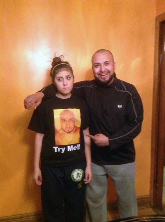 padre le regala una playera a su hija con sus foto para que no se le acerquen los novios