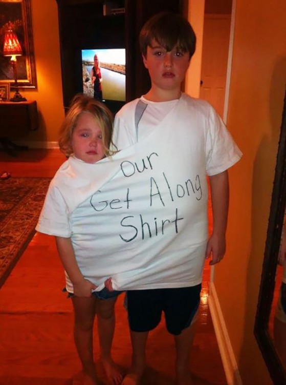 padres ponen a sus hijos en la misma camisa