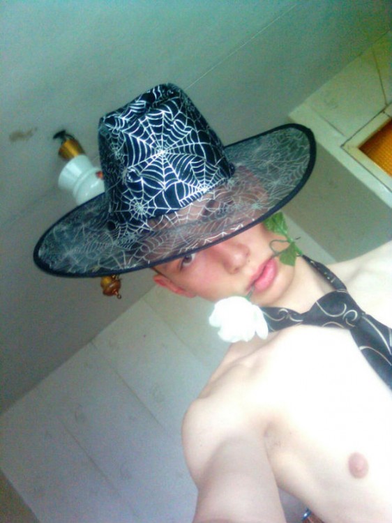 hombre con sombrero y clave mordido con pose sexy