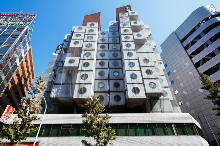 edificio con ventanas redondas