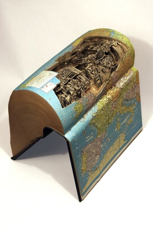 libro hecho arte con el mapa mundi