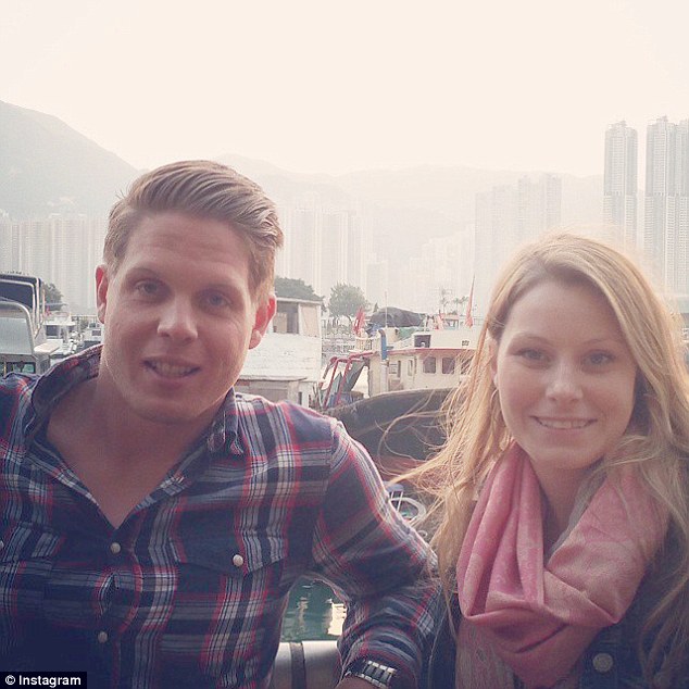 Jordan Axani y Elizabeth  Gallagher en Hong kong