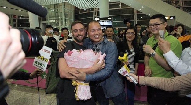 Abrazo entre Matt Stopera y el hermano naranjo en el aeropuerto 