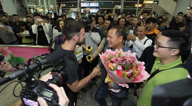 Matt Stopera y el hombre naranjo saludandose en el aeropuerto 