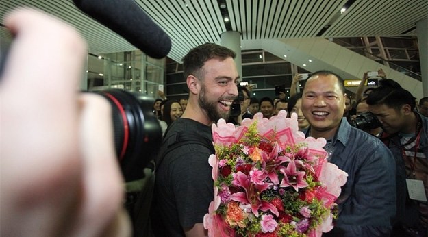 Matt Stopera recibe unas flores de parte del hermano naranjo 