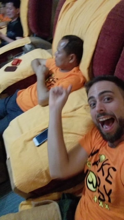 Selfie de Matt Stopera junto con el hermano naranja 