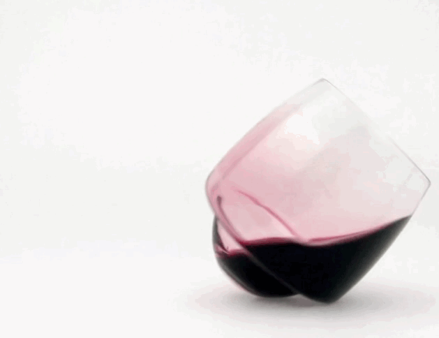 GIF del efecto que tienen los vasos saturno que no derraman el vino 
