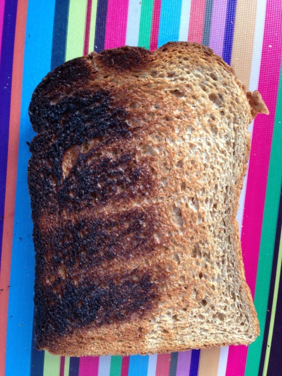 Pedazo de pan con la mitad quemada