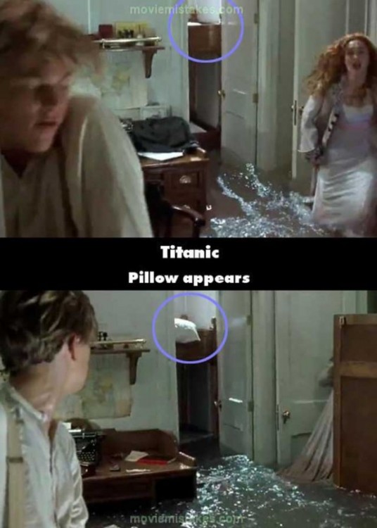 Error de la película Titanic donde aparece una almohada de una escena a otra 