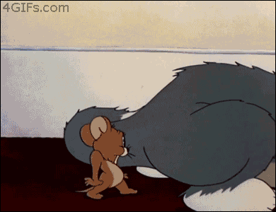 GIF de la caricatura Tom & Jerry donde Jerry entra al cuerpo de Tom 
