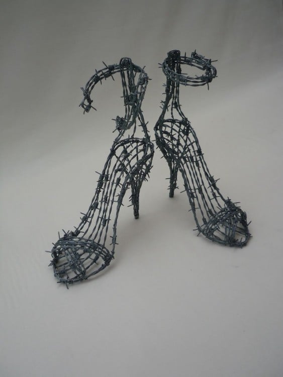 Zapatillas hechas con alambre 
