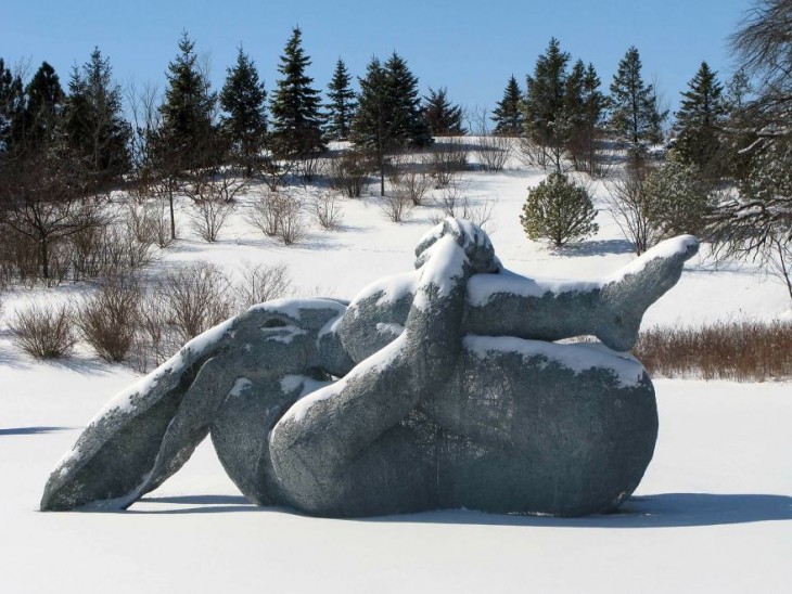 Escultura de alambre de un animal con las rodillas al revés 