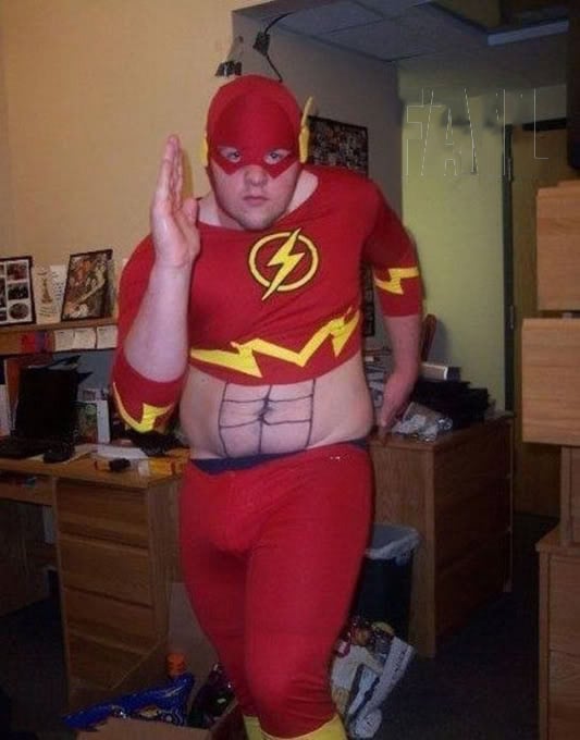 Chico disfrazado de Flash 