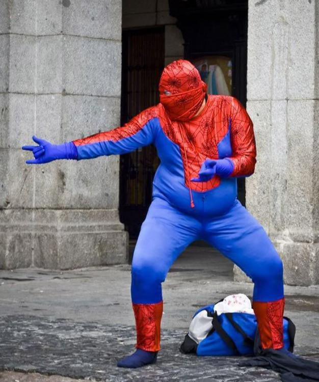 Hombre disfrazado de spiderman 