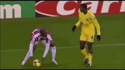 GIF de un futbolista frente a un portero que finge recibir una falta 