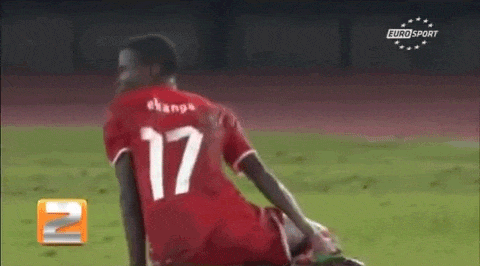 GIF de un futbolista tirado en el suelo fingiendo una falta en su pierna 