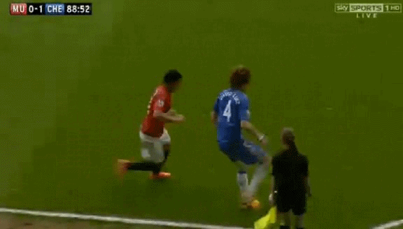 GIF de David Luiz fingiendo una falta en un partido contra el manchester united 