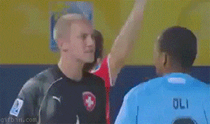GIF de un futbolista gritándole a otro a la cara y este finge un golpe 