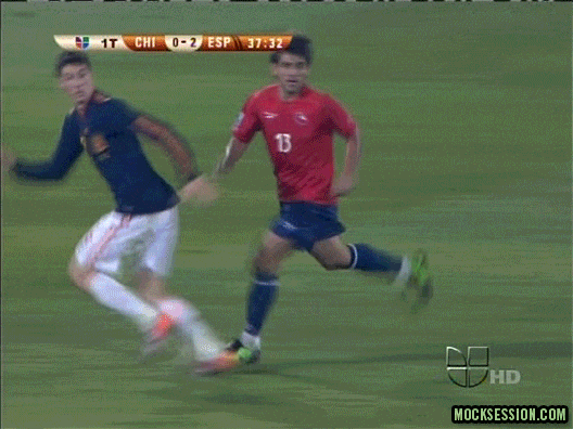 GIF del futbolista Fernando Torres finge una caída en un partido 