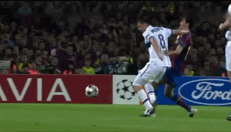 Sergio busquets del barcelona finge una falta en la cara durante un partido 