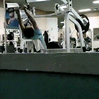 GIF de un chico haciendo ejercicio en un aparato del gimnasio 