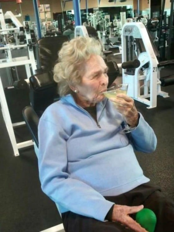 Señora en un gimnasio tomando un martini