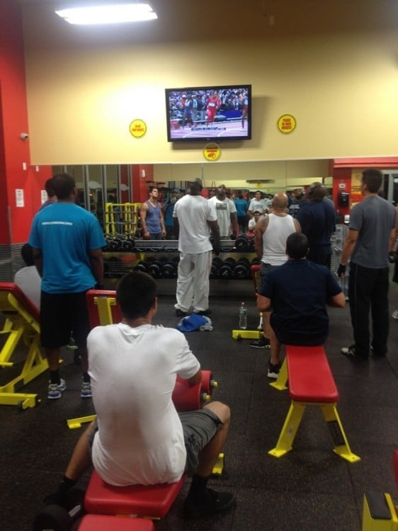 Chicos en un gimnasio viendo televisión 