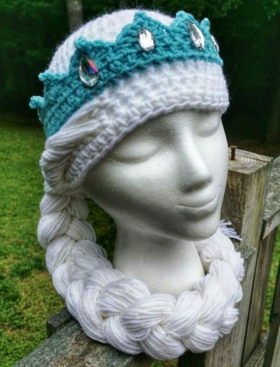 Estante con un gorro con la forma de la princesa Elsa Frozen 