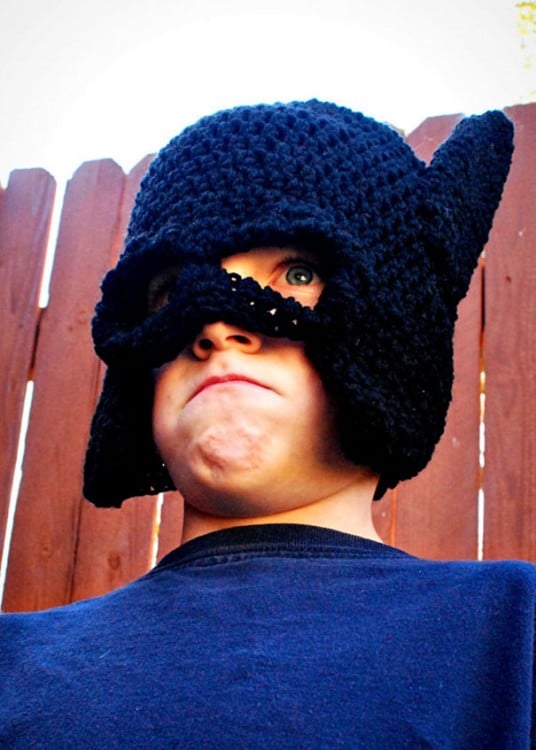 Niño con un gorro de diseño de Batman 