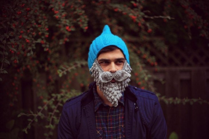 Chico con un gorro de enano y barba 