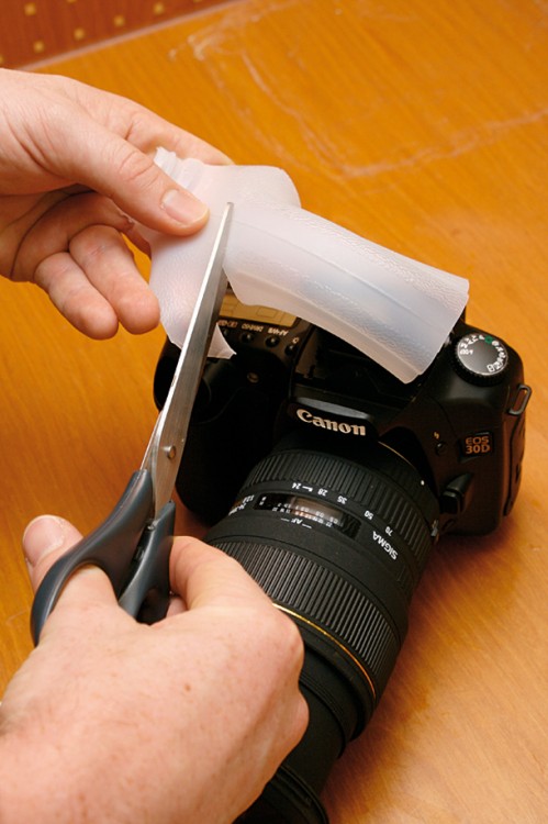 Persona creando un difusor de luz para una cámara fotográfica 