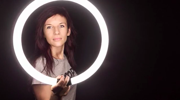 Fotografía de una chica sosteniendo una luz de tubo 