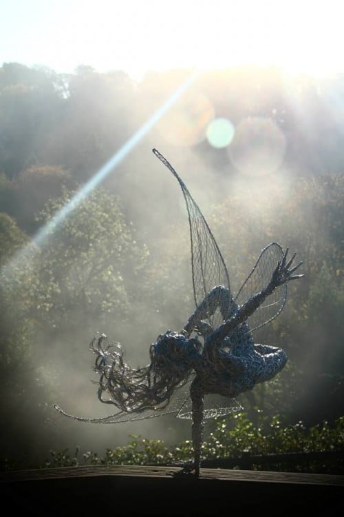 Escultura de hada sostenida en una mano 