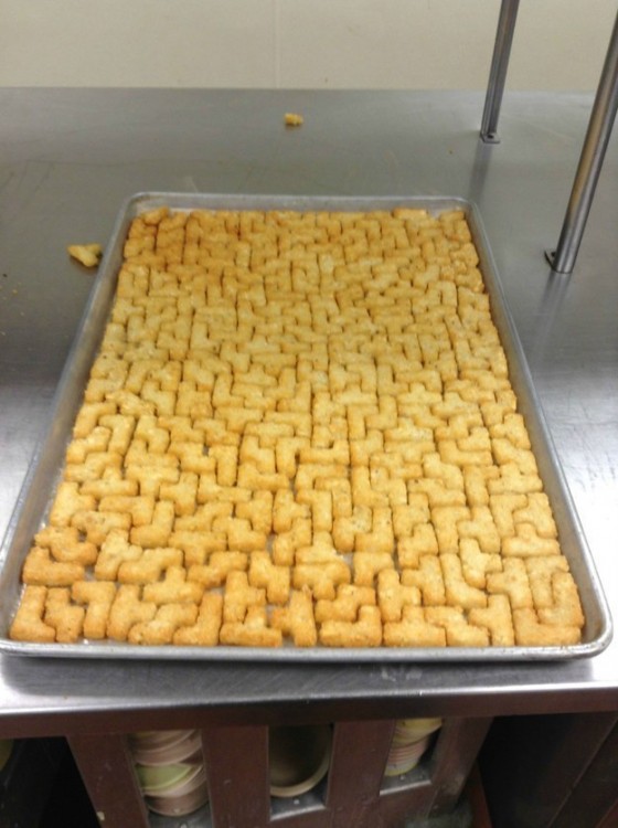 Bandeja de papas con forma de piezas de tetris completamente llena 