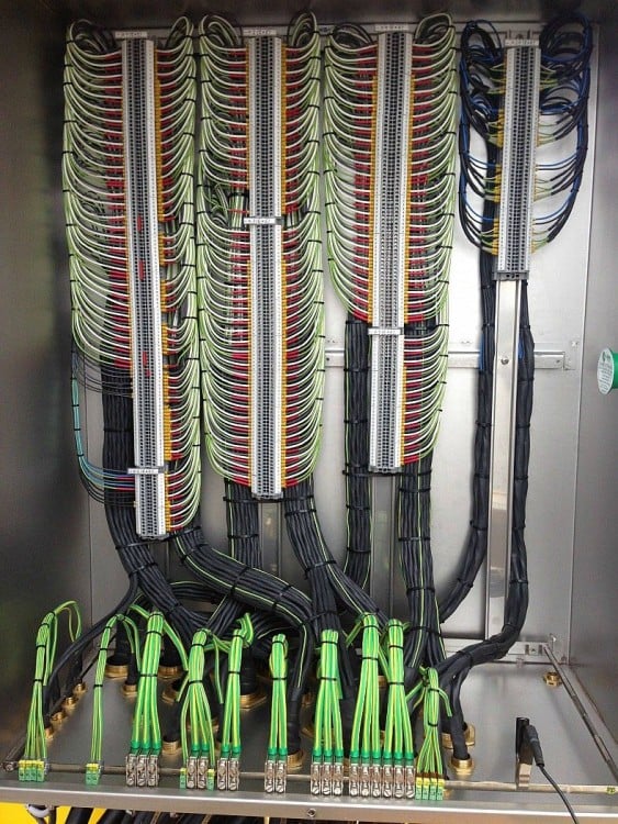 Una serie de cables perfectamente ordenadas 