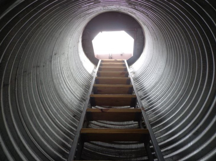 Escalera esta instalada en un ángulo de 30 grados