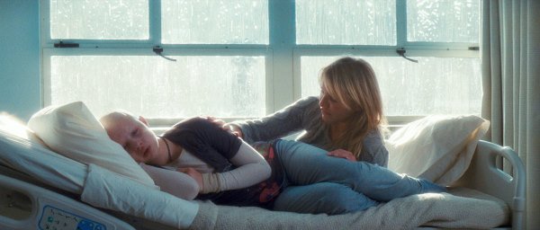 Escena de la película la decisión más difícil donde la mamá esta junto a su hija en un hospital