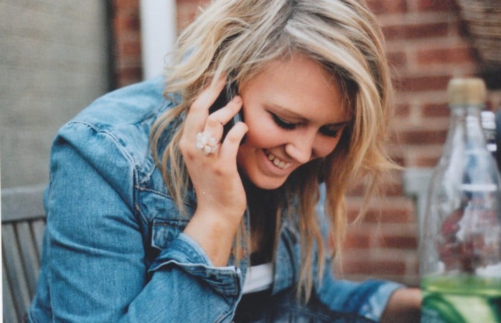 Chica feliz hablando por teléfono 