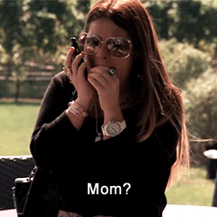 GIF de una mujer hablando por teléfono con su mamá 
