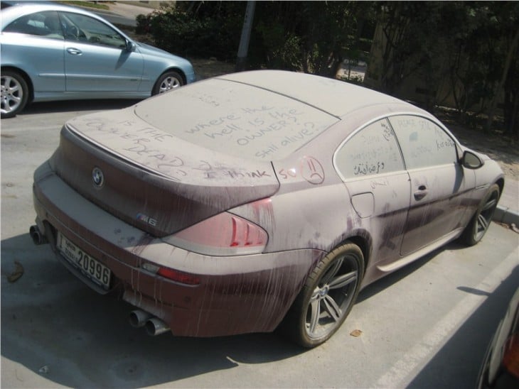 Mensajes en un carro todo sucio y lleno de tierra 