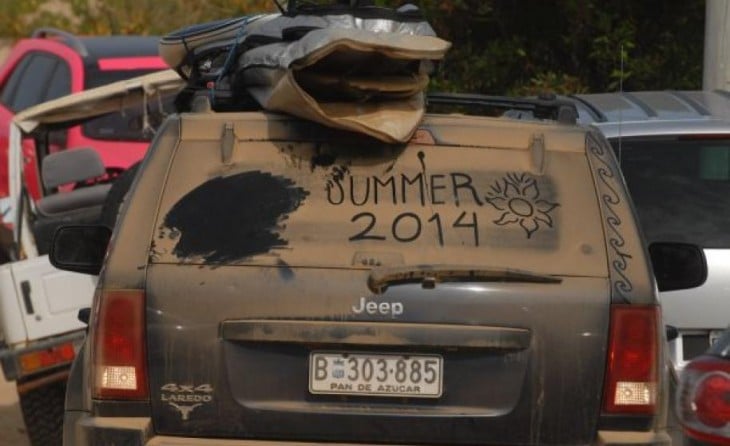 Camioneta con un mensaje en el parabrisas con la leyenda de verano 2014 