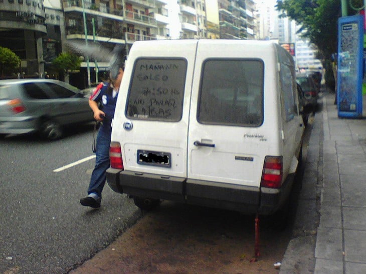 Mensaje en la parte trasera con un poco de polvo de una camioneta