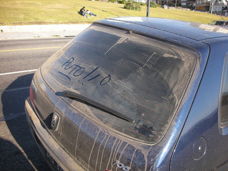 Mensaje en el parabrisas trasero de un coche 